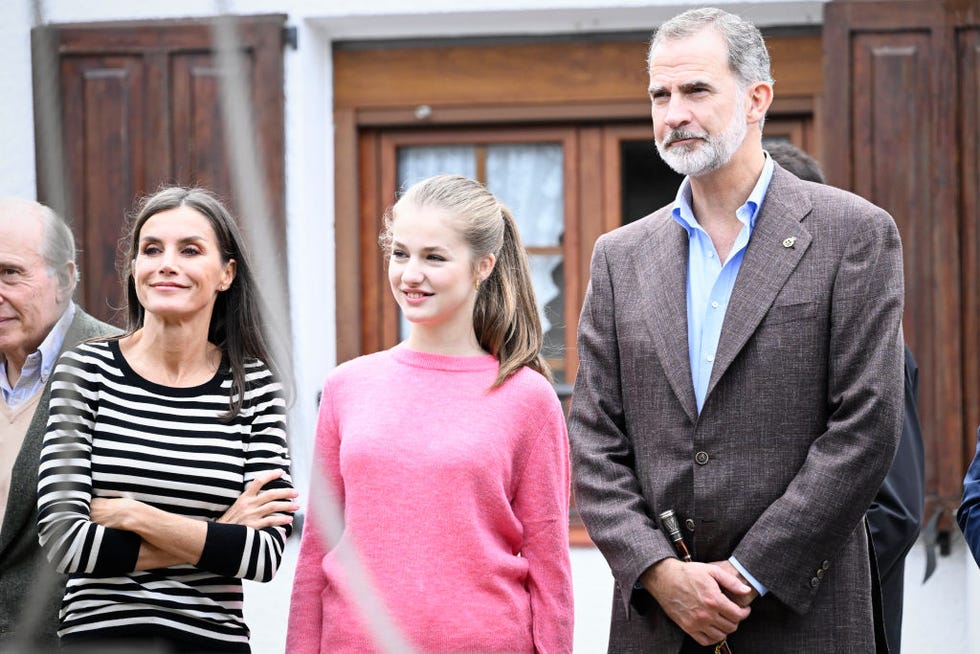 los reyes felipe y letizia y la princesa leonor en una visita a asturias
