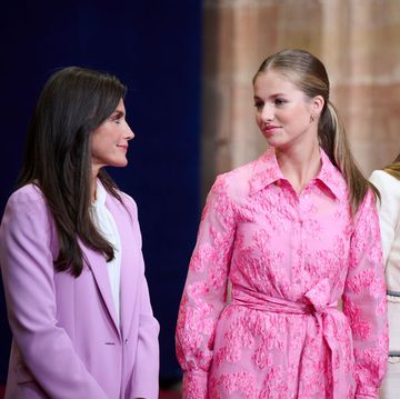 letizia junto a sus hijas leonor y sofia en los premios princesa de asturias