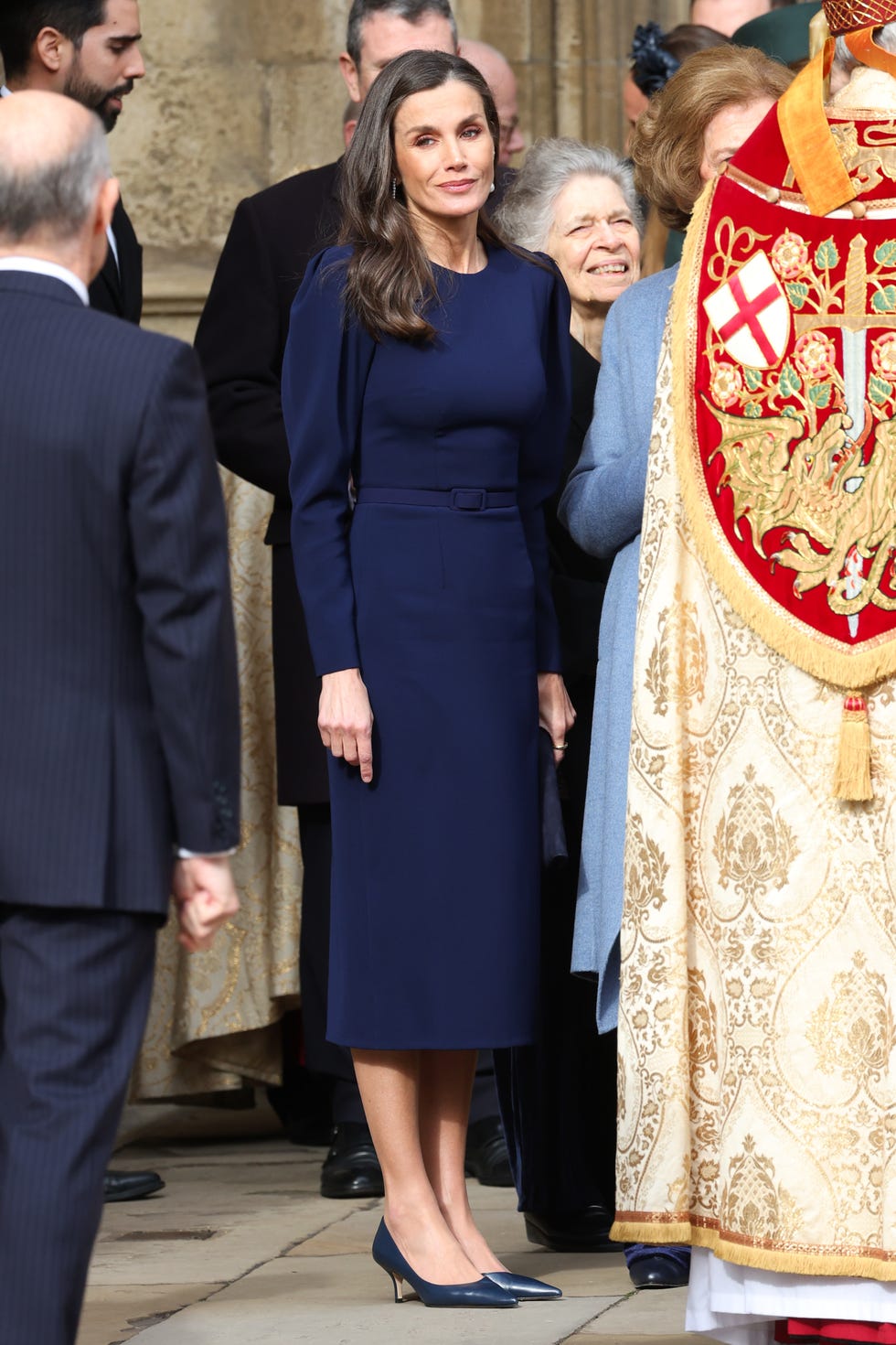 reina letizia zapatos tacon sensato