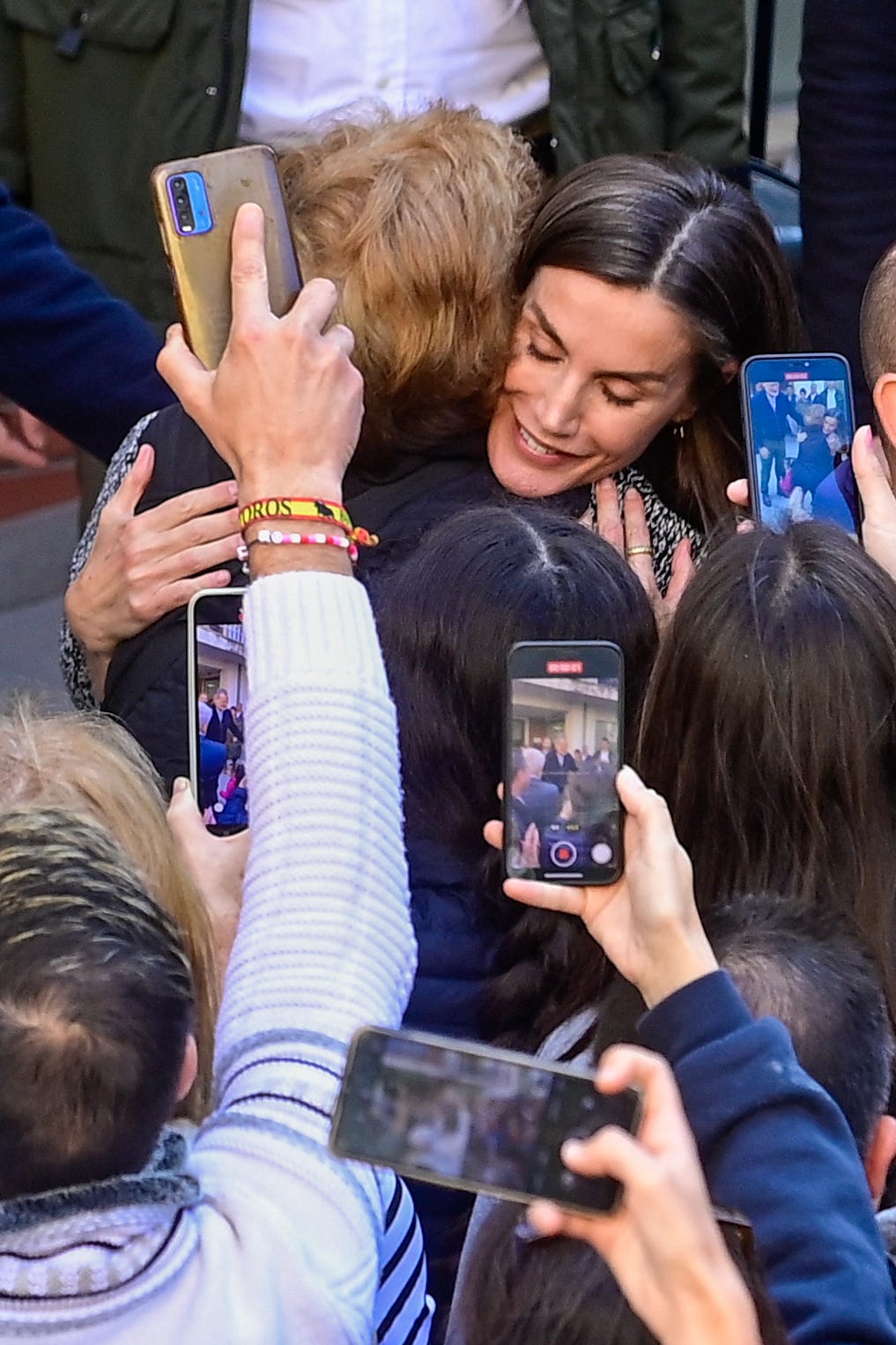 Las imágenes de la emotiva vuelta de la reina Letizia y el rey Felipe a las zonas afectadas por la DANA en Valencia