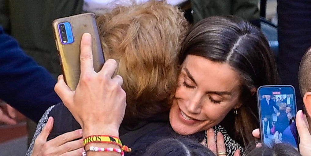 Una afectada por la DANA en Chiva desvela lo que le dijo la reina Letizia 3 Merca2.es Un recibimiento cálido y agradecido