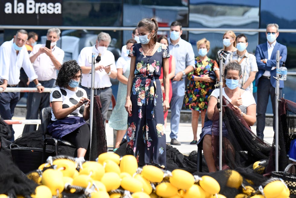 letizia en el puerto pesquero de santoña, cantabria, charlando con las mujeres que cosen las redes de los pescadores