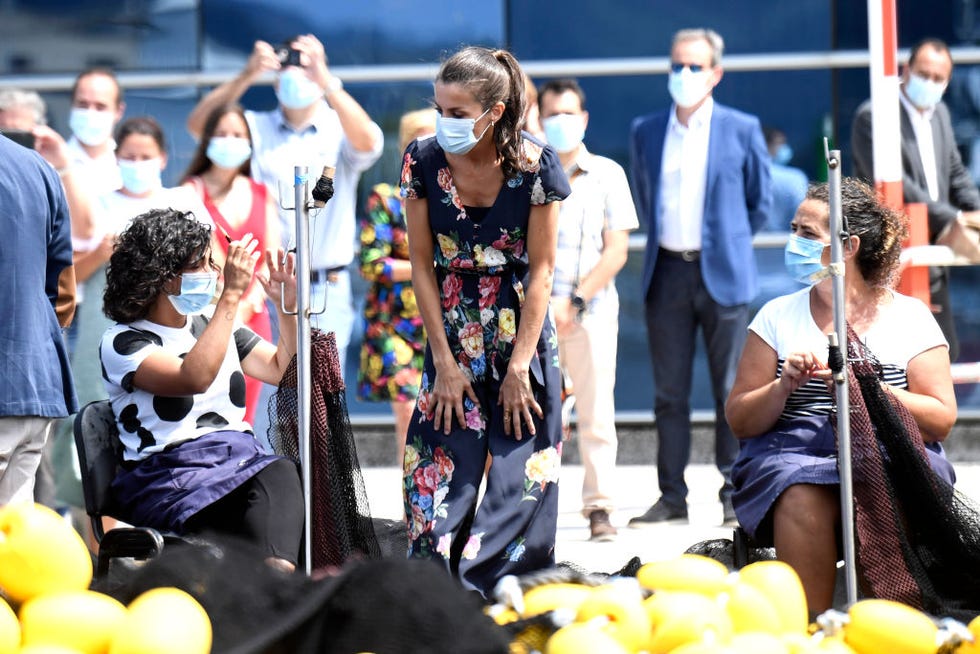 letizia se interesa por el trabajo de las mujeres que arreglan las redes de los pescadores en santoña
