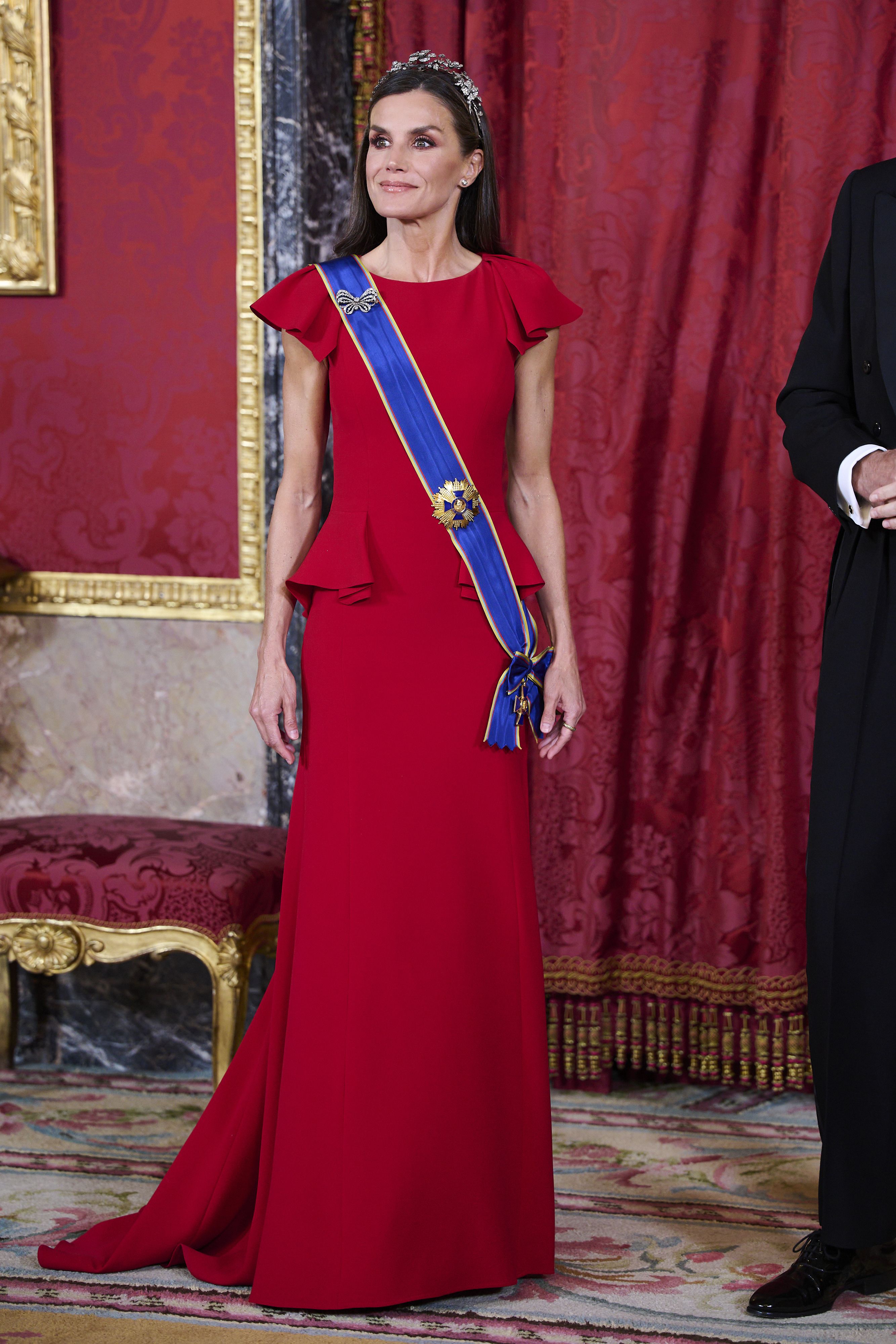 La Reina Letizia Deslumbra Con Un Vestido Largo Rojo Y Tiara De Flores ...