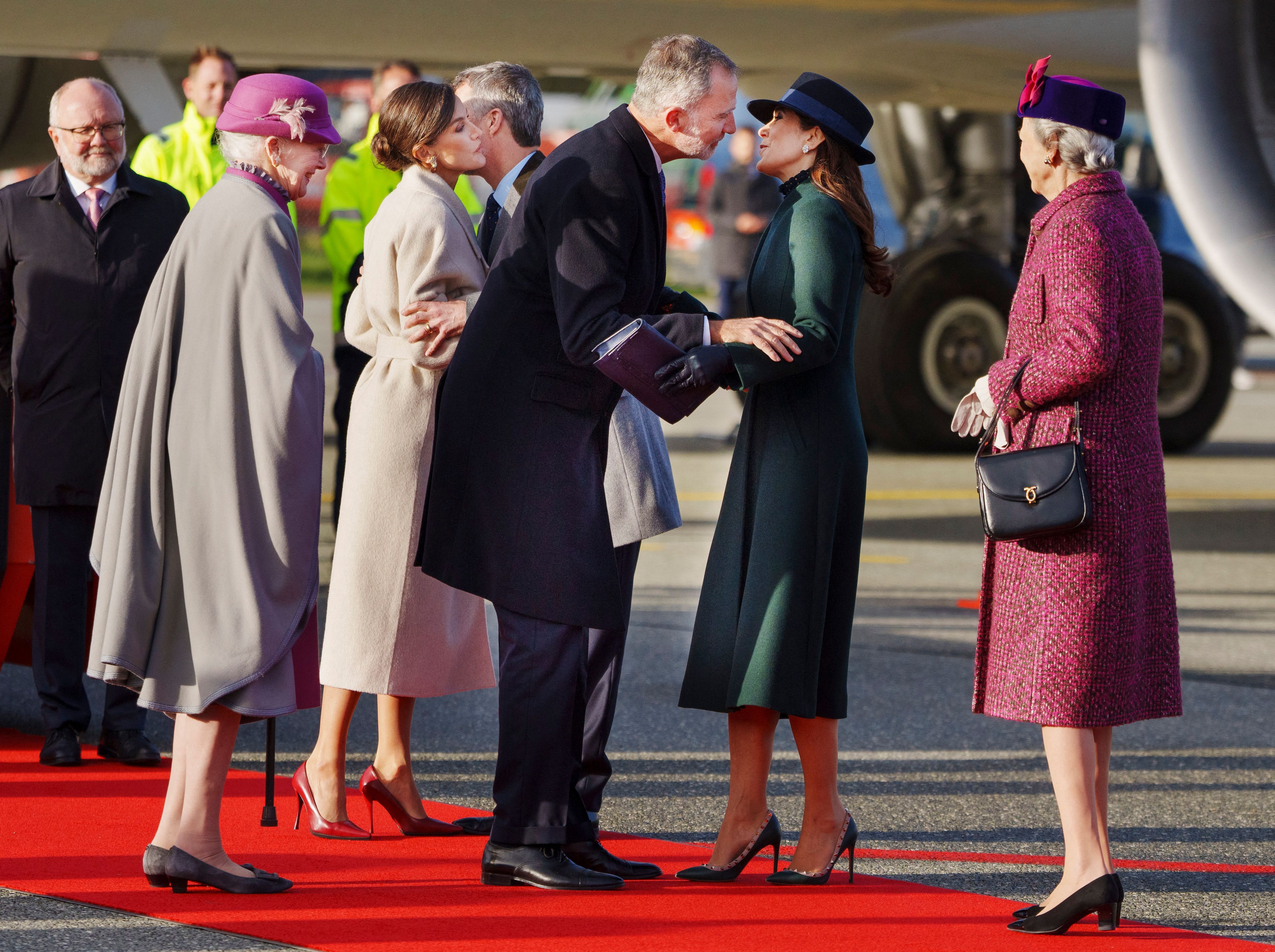 El espectacular abrigo azul marino de la Reina Letizia que puedes copiar en  rebajas: oversize y perfecto para rejuvenecer tus looks de invierno