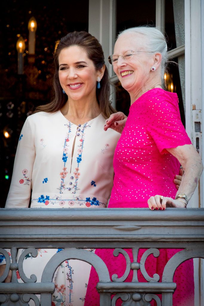 la princesa mary de dinamarca y la reina margarita de dinamarca juntas en 2018 durante la celebración del 50 cumpleaños del príncipe federico de dinamarca