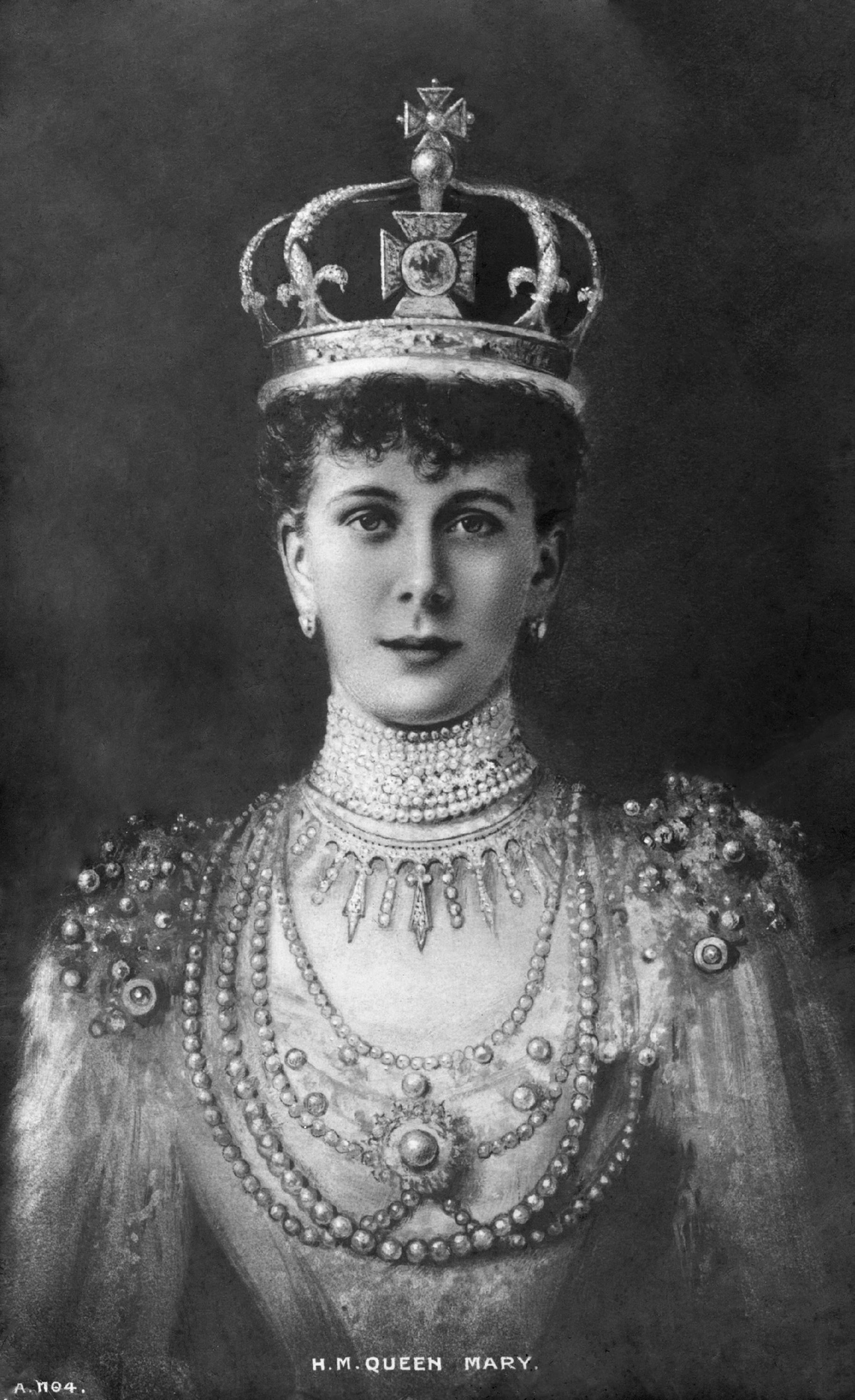 英国ロイヤル・メアリー王妃の威厳と美を象徴する、アイコニックな