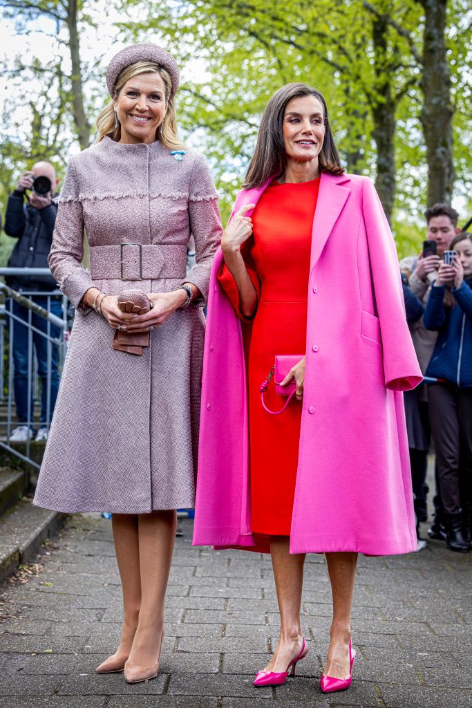 reina letizia vestido rojo abrigo rosa