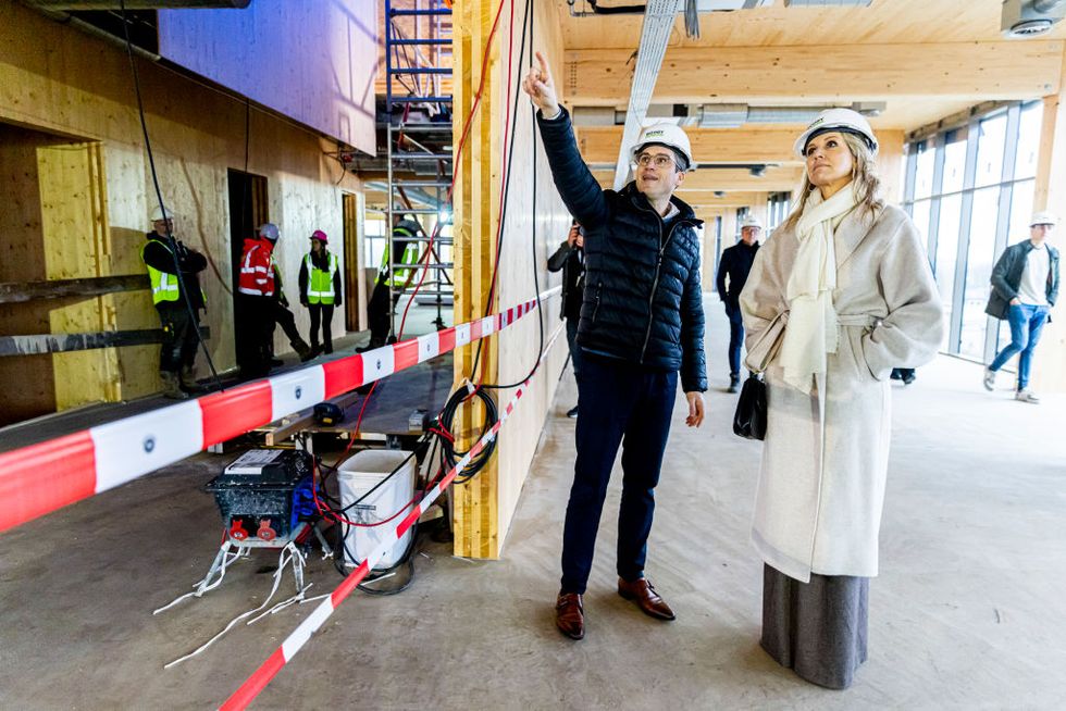 queen maxima visits a construction project in utrecht