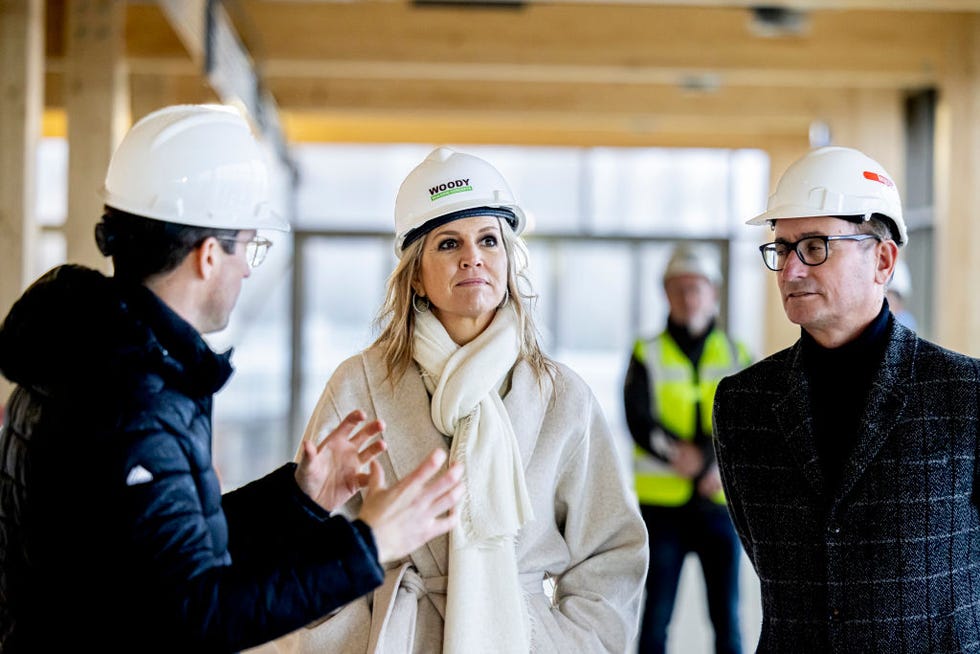 queen maxima visits a construction project in utrecht