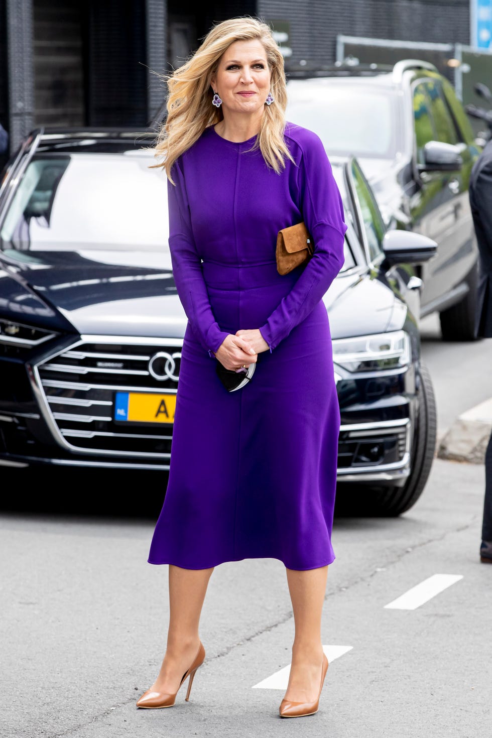 Koningin M xima schittert in paarse jurk van Victoria Beckham