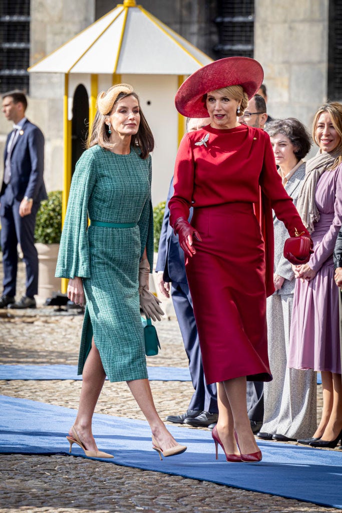 La reina Letizia sorprende con un precioso vestido verde con brillos de ...