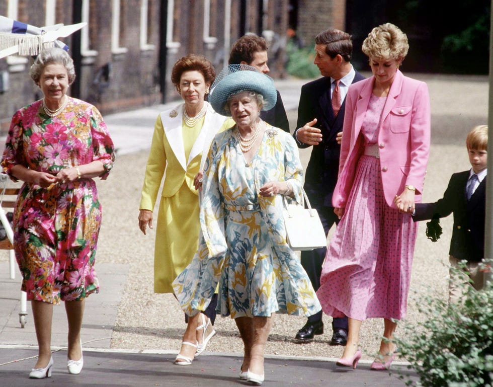 The Crown: What Princess Diana's Relationship with Queen Elizabeth Was  Really Like