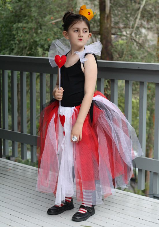 https://hips.hearstapps.com/hmg-prod/images/queen-of-hearts-costume-kid-1570055851.jpg?crop=1.00xw:0.931xh;0,0&resize=980:*