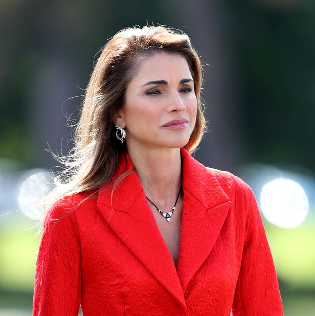 Rania de Jordania brilla con camisa y falda roja evasé