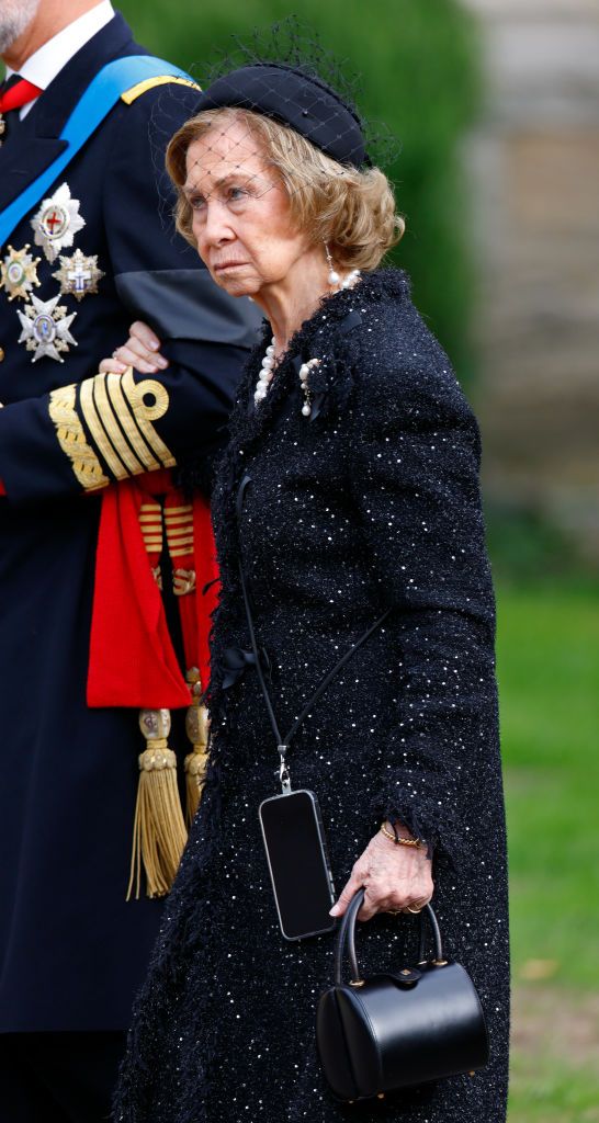 Fundas con cuerda para el móvil, el accesorio que la reina Sofía ha vuelto  a poner de moda