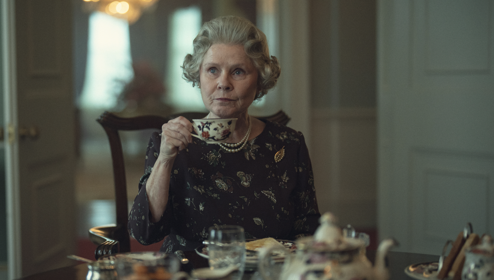 queen elizabeth drinking tea