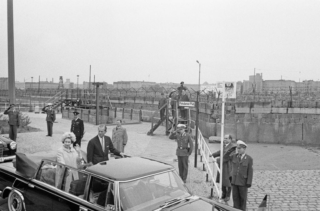 queen travelled monarch