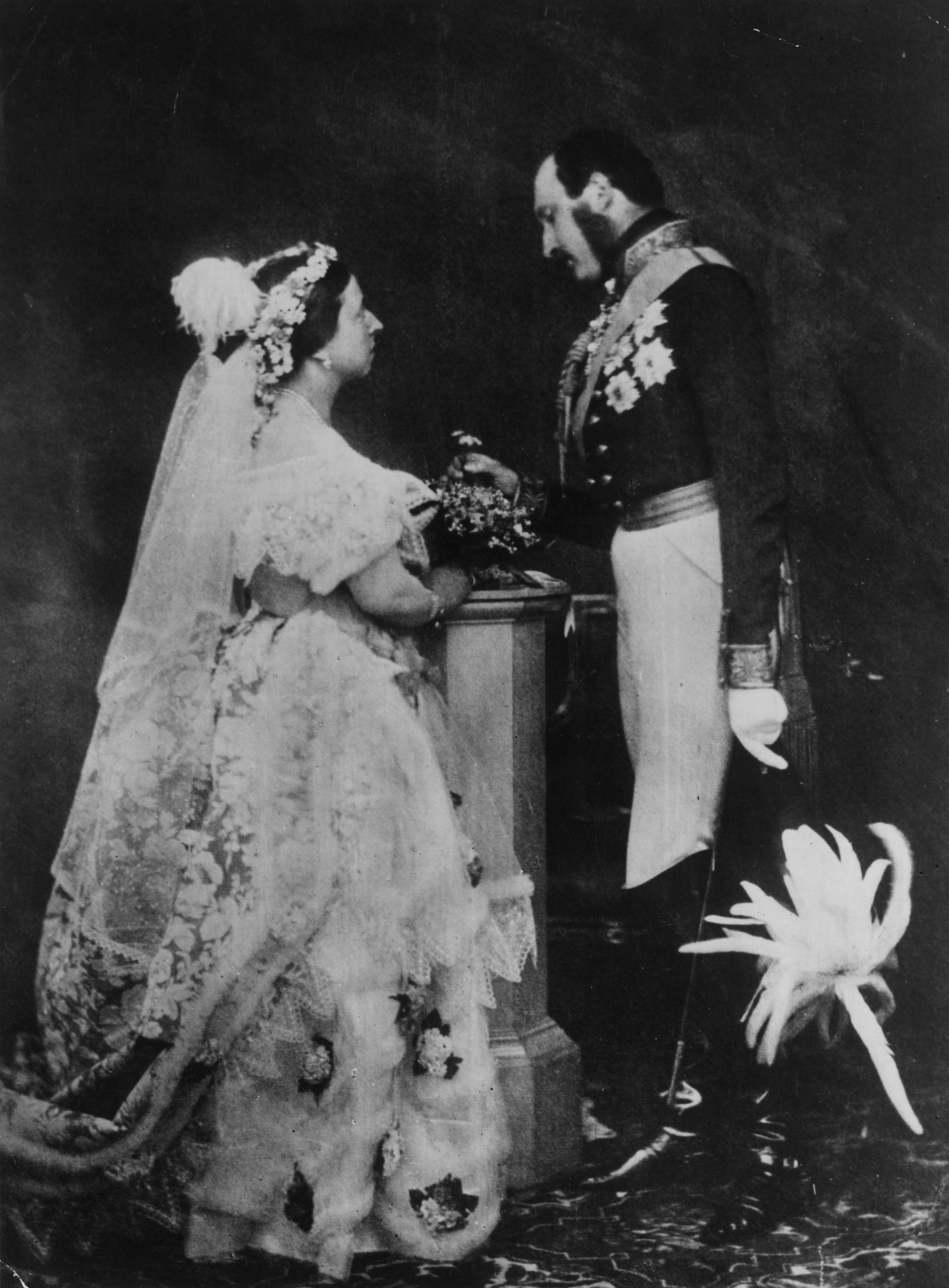 queen victoria wedding dress