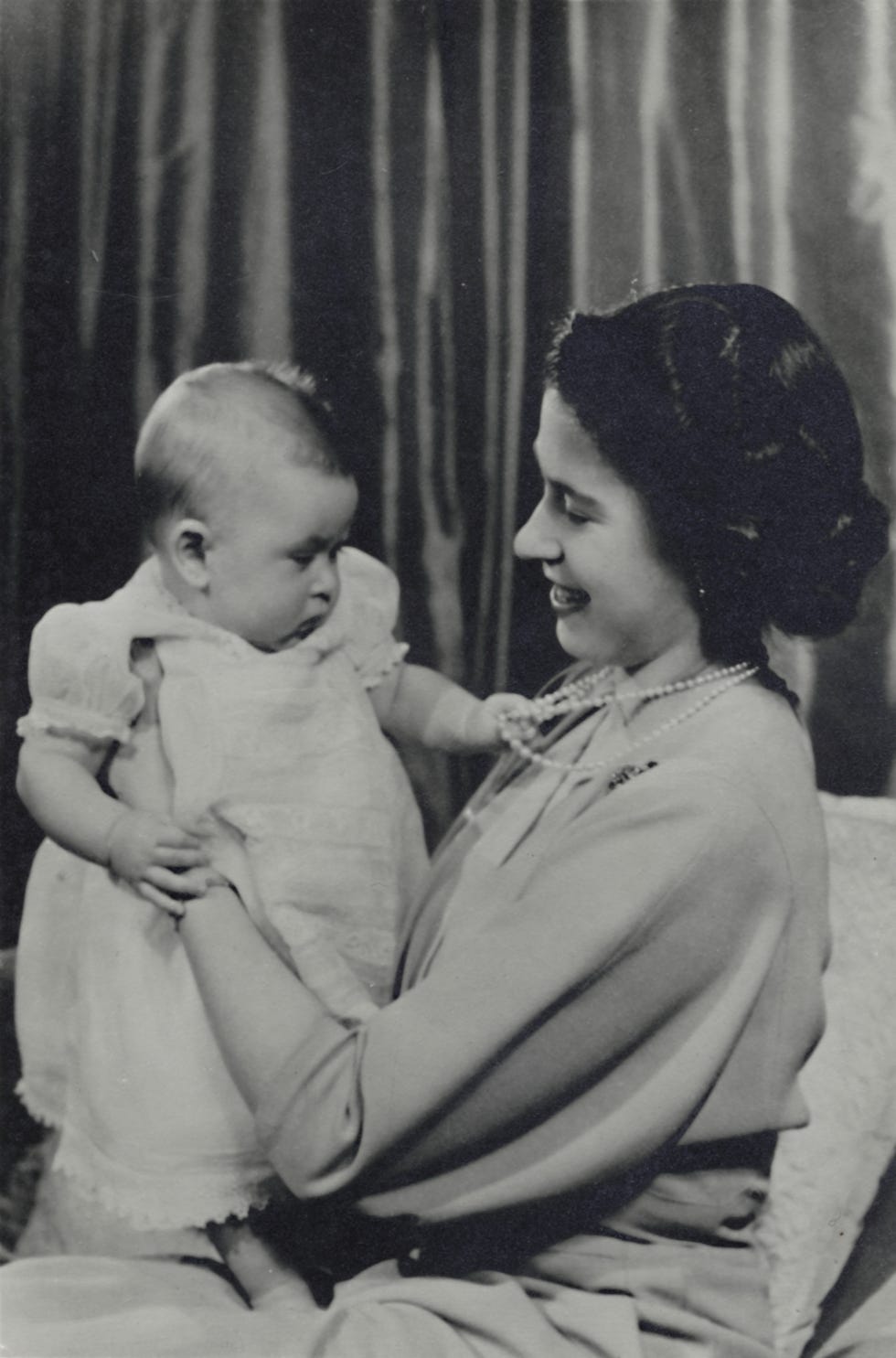 Queen Jubilee Timeline: 33 Photos of The Queen's life