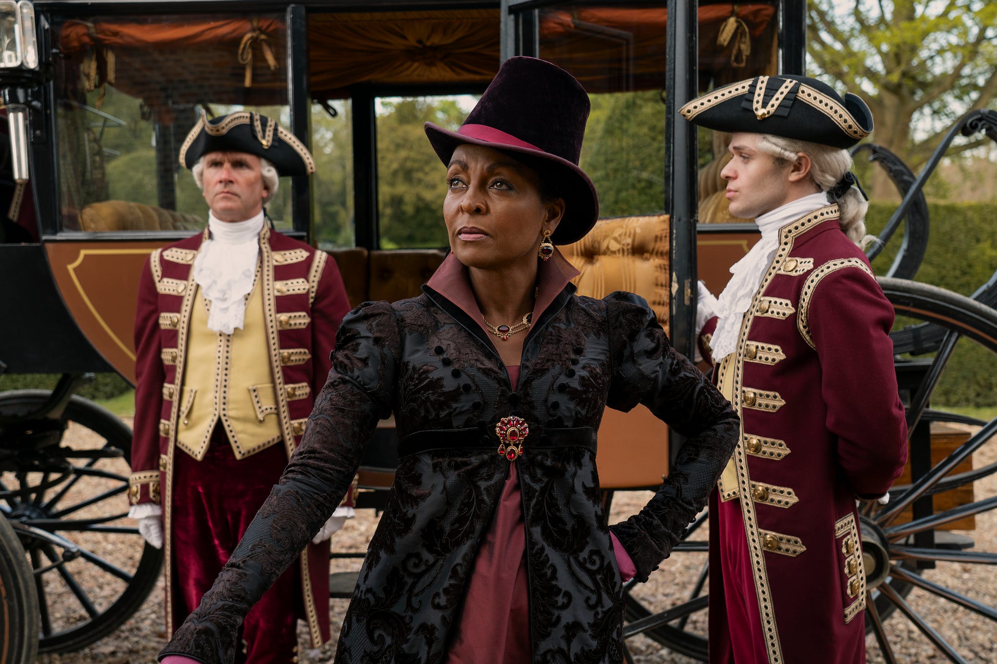 rainha charlotte uma história de bridgerton adjoa andoh como lady agatha danbury no episódio 102 de rainha charlotte uma história de bridgerton cr liam danielnetflix © 2023