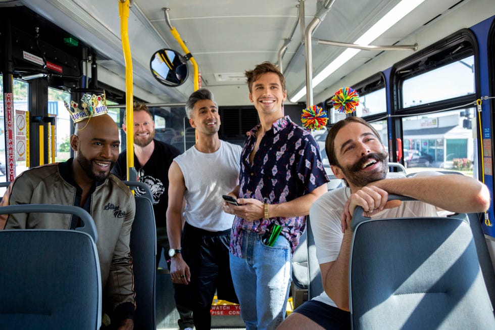 cinco hombres sonriendo en un autobús en la serie queer eye