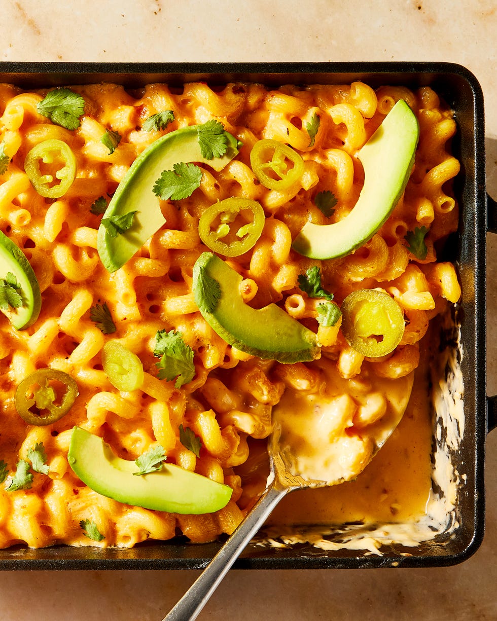 Macaroni and cheese topped with sliced ​​avocado and jalapeños