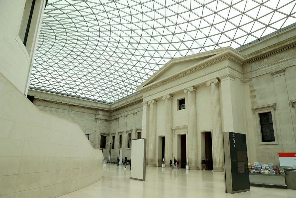 UK Government Advises Public To Avoid Theatre, Pubs and More Due To Coronavirus