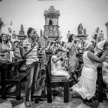 Juliana dos Santos Silva aanhanger van de candomblreligie bewijst eer aan haar slaafgemaakte voorouders op een voormalige plantage in Nova Iguau Afrikanen die de slavernij in Brazili wisten te ontvluchten stichtten quilombos gemeenschappen