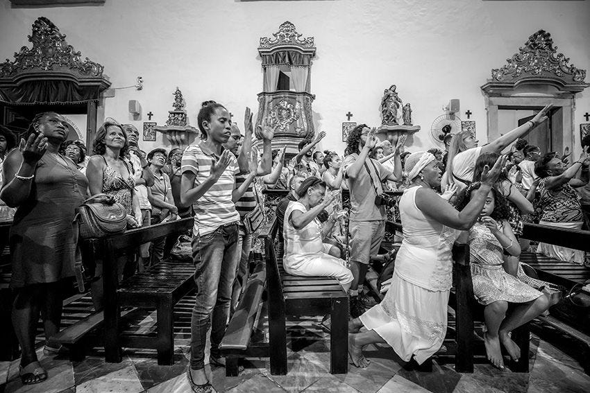 Juliana dos Santos Silva aanhanger van de candomblreligie bewijst eer aan haar slaafgemaakte voorouders op een voormalige plantage in Nova Iguau Afrikanen die de slavernij in Brazili wisten te ontvluchten stichtten quilombos gemeenschappen