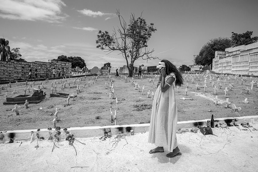 Een meisje bezoekt een begraafplaats in Rio de Janeiro Hier herdenken aanhangers van religies met wortels in Afrika die veel worden gepraktiseerd in quilombos op Allerzielen hun overleden geliefden