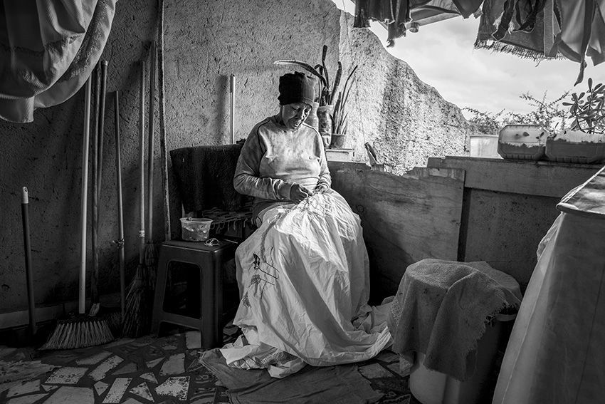 De inmiddels overleden Maria Jos de Deus woonde in een quilombo die was gesticht door haar voorouders die de slavernij waren ontvlucht Vanaf 1530 en in de 35 eeuw erna werden bijna vijf miljoen slaafgemaakte Afrikanen overgebracht naar Brazili dat als laatste transAtlantische land de slavernij aan banden legde