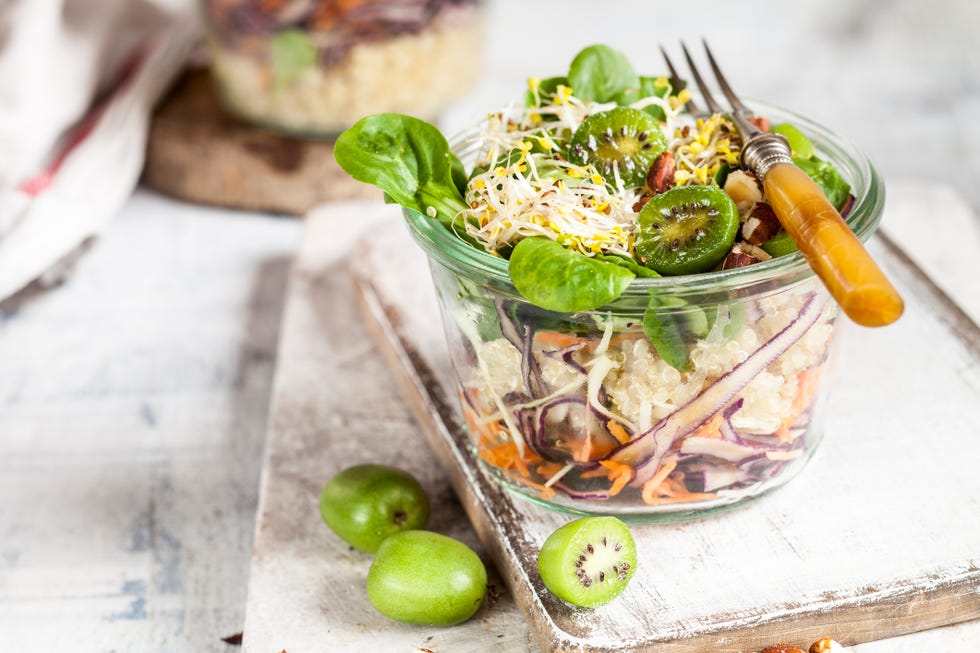 ensalada de quinoa con kiwi