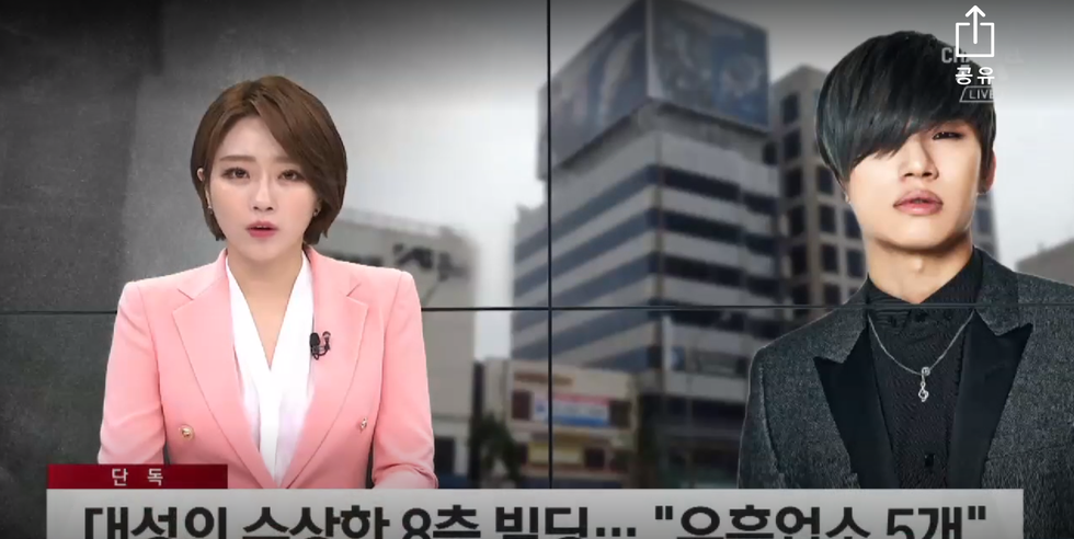 Hair, Newscaster, Hairstyle, Skin, Snapshot, Forehead, Outerwear, Suit, White-collar worker, Formal wear, 