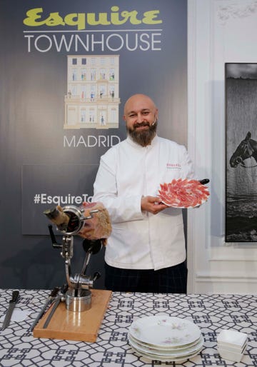 El cortador oficial de jamón Joselito nos enseña sus mejores trucos para cortar y elegir una buena pieza. 