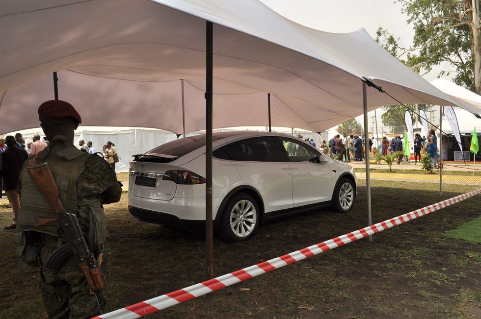 Tijdens een mijnbouwconferentie van politici en vertegenwoordigers van autofabrikanten in 2018 in de stad Lualaba in de Democratische Republiek Congo staat een gewapende soldaat naast een elektrische auto Door het enorme aandeel van dit land in de wereldvoorraden aan kobalt en door zijn lange geschiedenis van instabiliteit groeit de druk op autofabrikanten om ervoor te zorgen dat de metalen die ze in hun autos en accus gebruiken op verantwoorde en duurzame wijze worden gewonnen