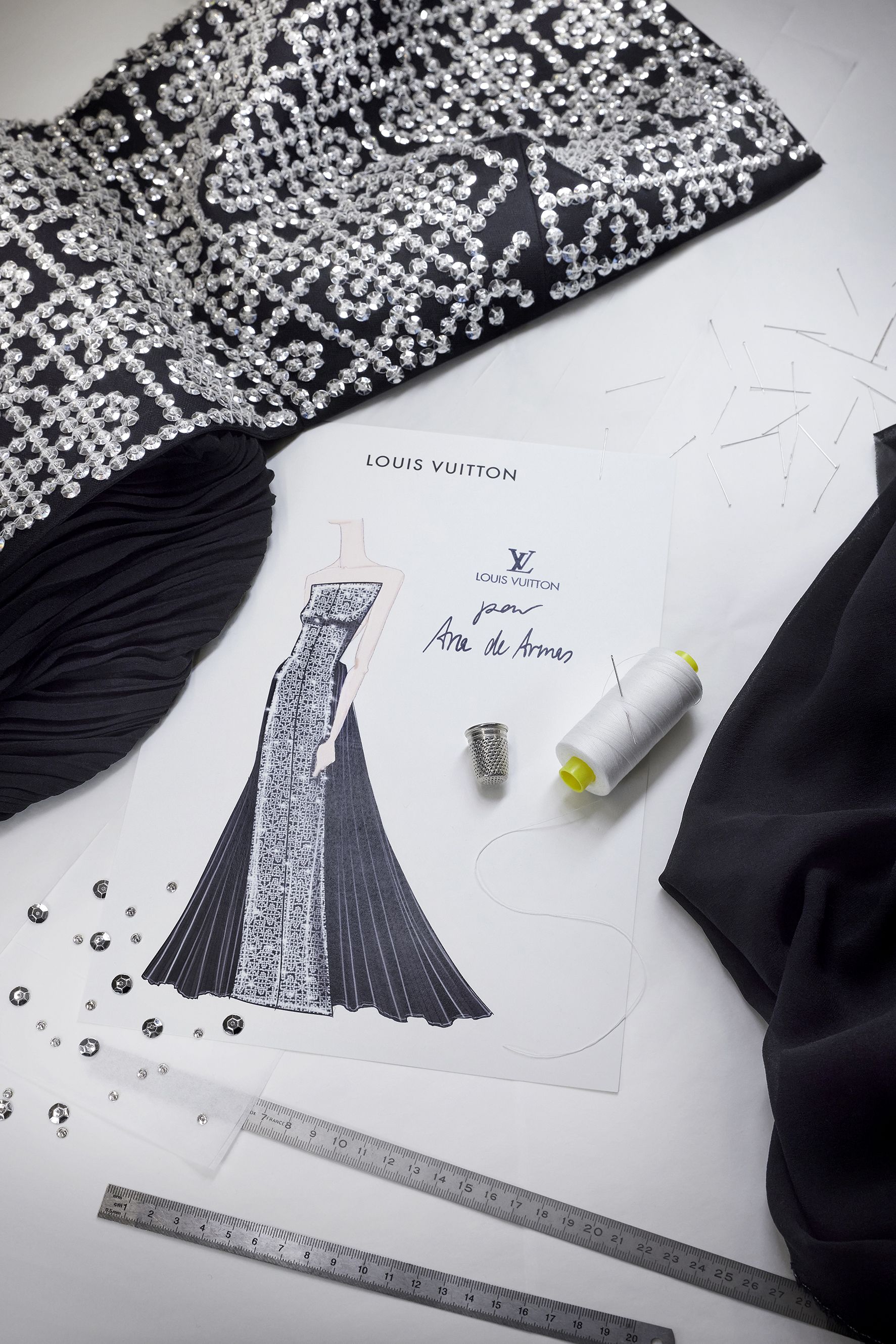 Ana de Armas Gets Graphic in Louis Vuitton Dress at Golden Globes 2023 – WWD