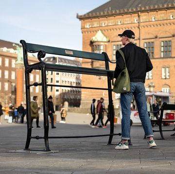 サステナ＆デザイン大国・デンマーク「通常より85㎝高い」ベンチを街中に設置、海面上昇の脅威を視覚的に表現