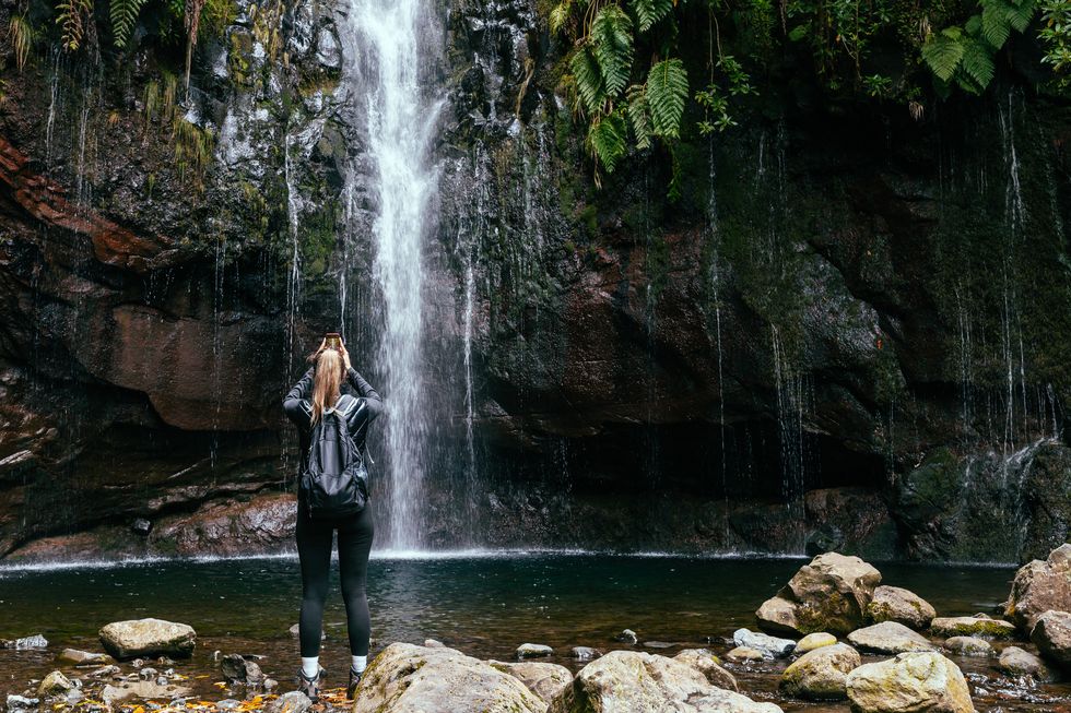 een vrouw voor de rabacal 25 fontes waterval op madeira