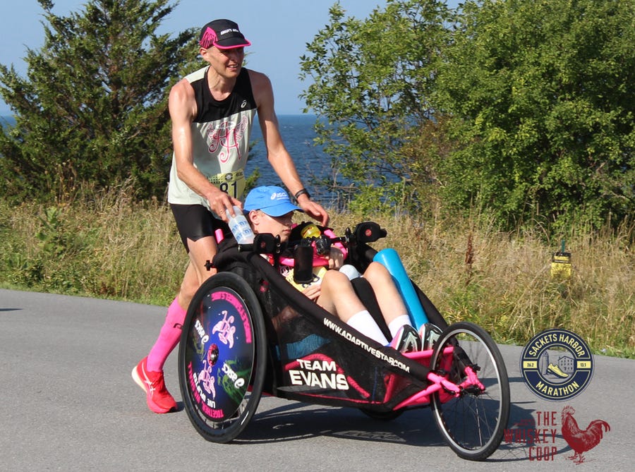 shaun evans, el corredor que hace un increíble tiempo corriendo un maratón empujando la silla de su hijo