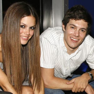 Rachel Bilson en Adam Brody poseren samen bij een event