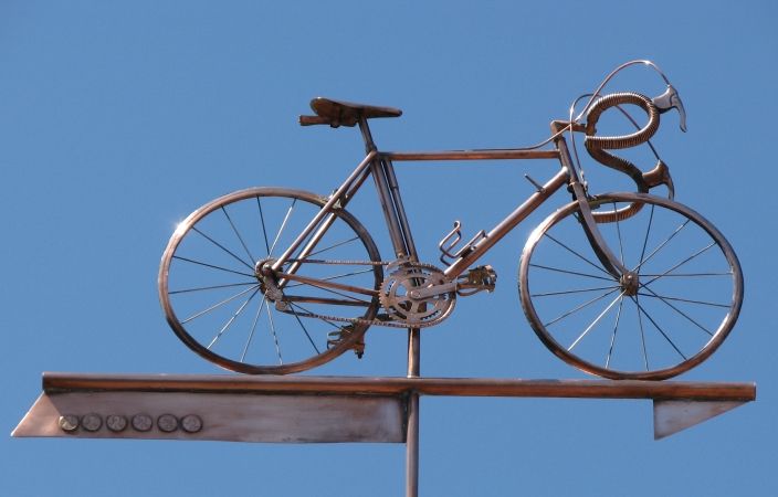 Bicycle, Bicycle wheel, Bicycle part, Bicycle frame, Bicycle handlebar, Vehicle, Bicycle saddle, Bicycle tire, Bicycle drivetrain part, Spoke, 