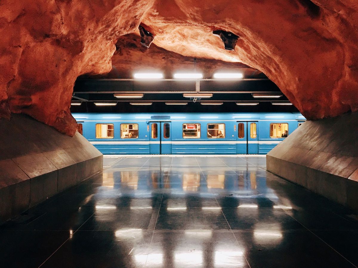 Met zijn gewelven uit kale en ongerepte rotsbodem is het station Rdhuset een van de meest spectaculaire haltes op de Blauwe Lijn van de Stockholmse metro