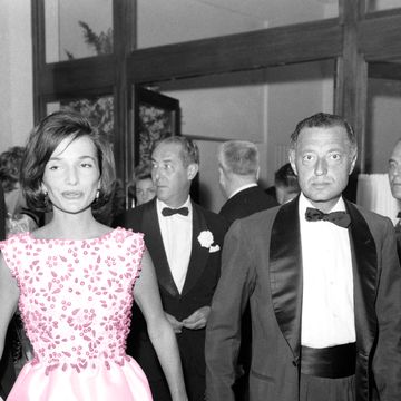 2d7rp24 lee radziwill caroline lee bouvier and gianni agnelli at the red cross gala, monte carlo principality of monaco, 11 august 1961
   
lee radziwill caroline lee bouvier e gianni agnelli al gala della croce rossa, monte carlo principato di monaco, 11 agosto 1961