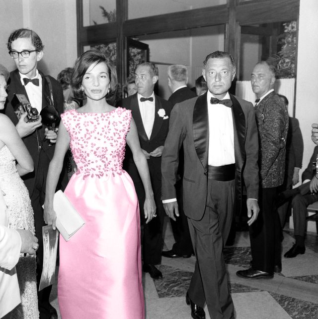 2d7rp24 lee radziwill caroline lee bouvier and gianni agnelli at the red cross gala, monte carlo principality of monaco, 11 august 1961
   
lee radziwill caroline lee bouvier e gianni agnelli al gala della croce rossa, monte carlo principato di monaco, 11 agosto 1961