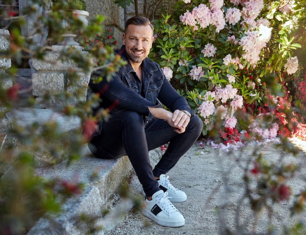 el colaborador de sálvame posa entre flores de un jardín