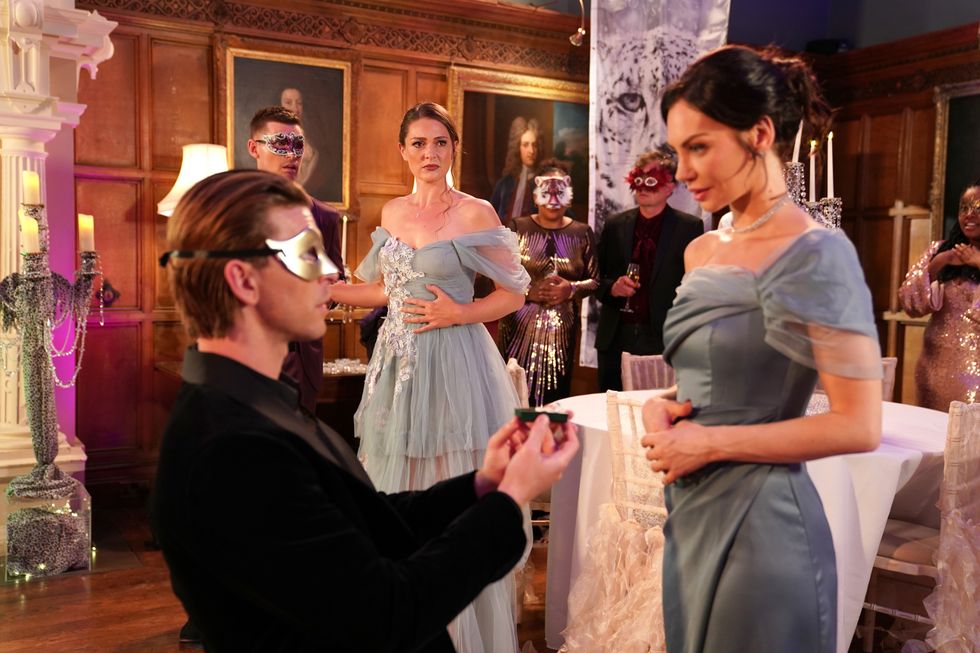 Rafe le propone matrimonio a Camilla Hollyoaks mientras Sienna mira