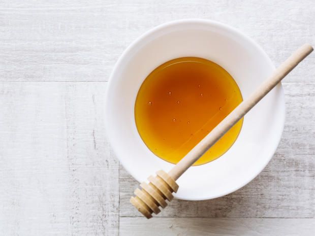 Scopri un rimedio naturale molto efficace per contrastare il raffreddore a base di miele e curcuma