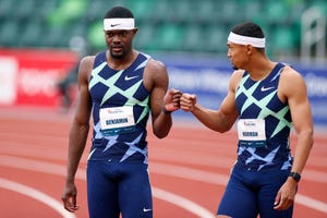 rai benjamin y michael norman se saludan con el puño tras una carrera de atletismo