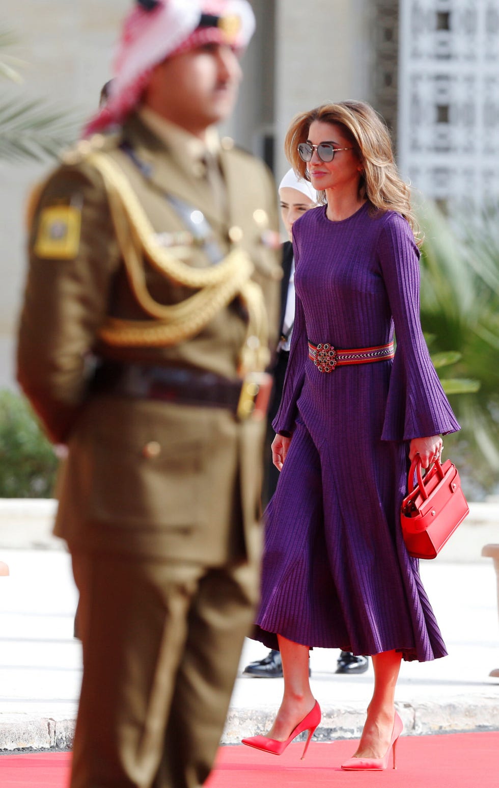 Rania de Jordania causa sensación con su estilo